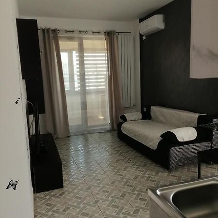 Adina Apartment Navodari Bagian luar foto